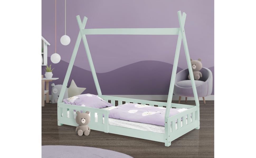 een bed met een hemeltje en een vloerkleed.