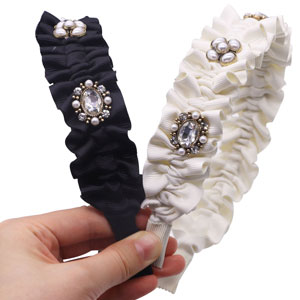 This women's pearl headband making you look more charming. 