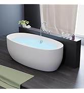 Moderne freistehende ovale Badewanne in Weiß mit modernem Design und bodenmontiertem Wasserhahn, die an einer dunklen Wand im minimalistischen Badezimmer platziert wird.