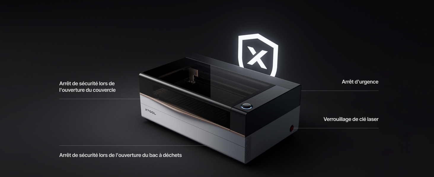 Console de jeu ou boîtier d'appareil électronique au fini noir mat présenté sous plusieurs angles sur fond sombre, avec un éclairage subtil mettant en valeur son design minimaliste.