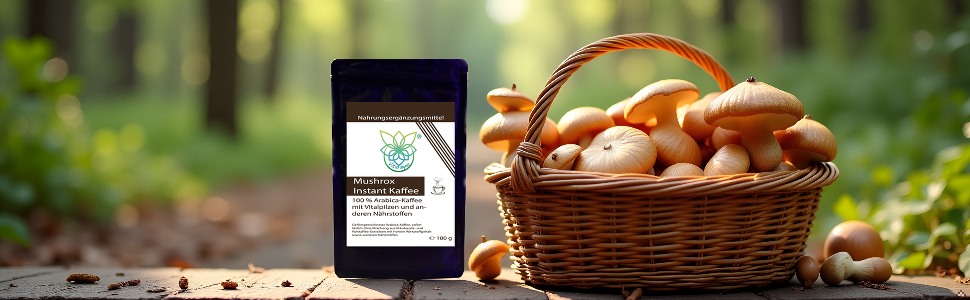 Eine Tasse dampfenden Kaffees auf einem Holztisch, umgeben von Kaffeebohnen und getrockneten Pilzen.