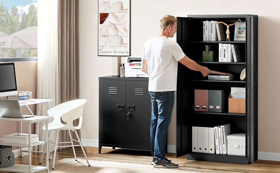 Aufbewahrungskombination aus schwarzem Metall mit einem hohen Bücherregal und einem kürzeren Schrank im Schrankstil mit Türen, die in einer Büroumgebung an einer Wand angeordnet sind