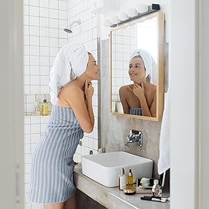 Frau vor Spiegel in premium handtuch handtücher luxus