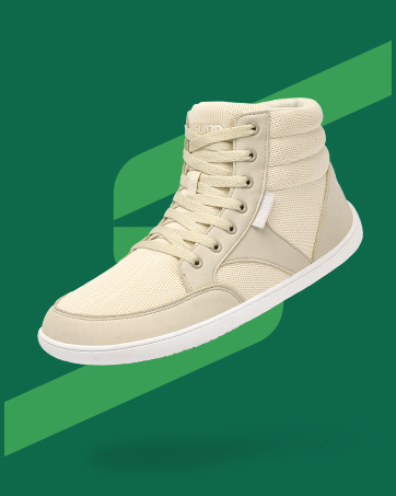 Zapatilla casual alta de color crema con diseño de cordones, que se muestra sobre un fondo geométrico verde.