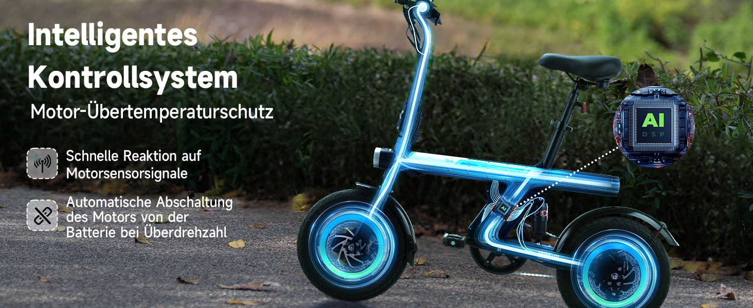 Hellblaues kompaktes zusammenklappbares Elektrofahrrad mit dicken Reifen, im Freien mit deutscher Texteinblendung über intelligentes Steuerungssystem ausgestellt.
