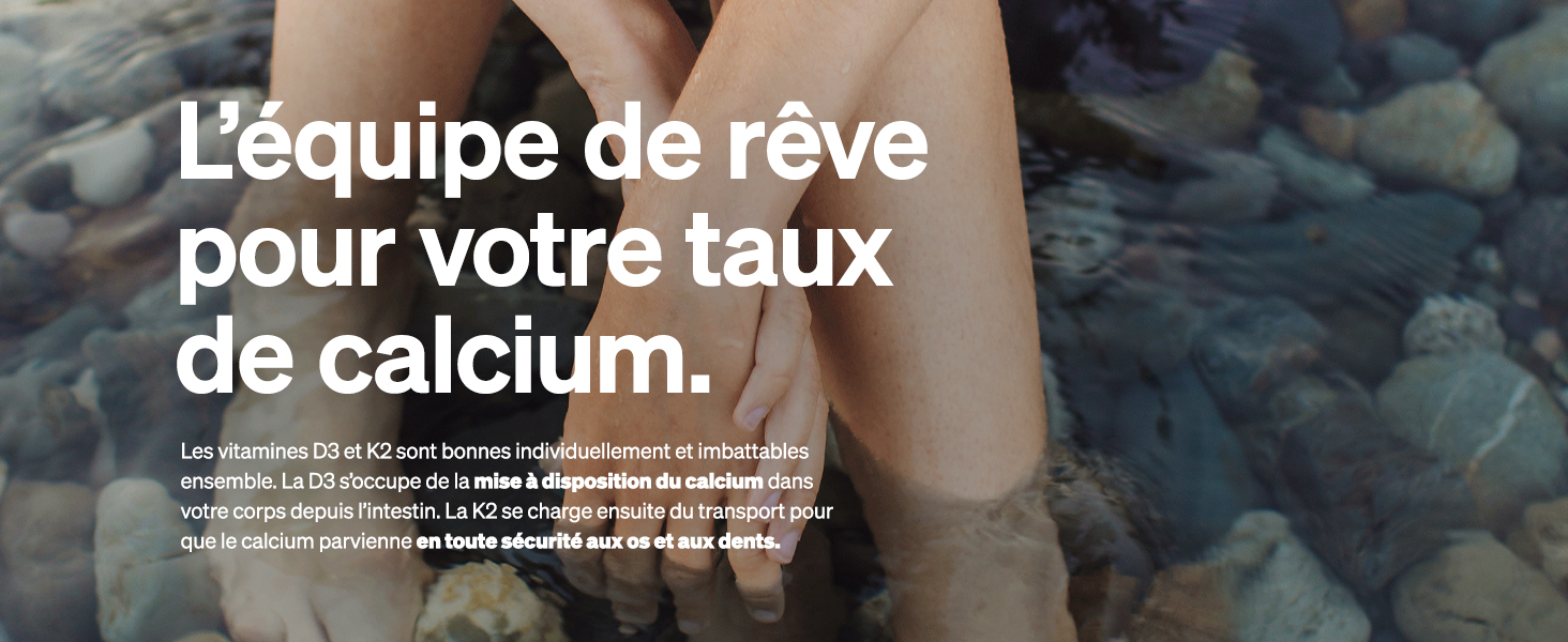 Gros plan des mains tenant de petits comprimés ou pilules blancs. Le texte français mentionne « l'équipe de rêve pour votre taux de calcium