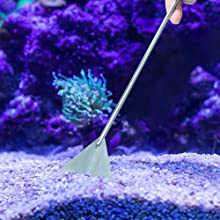 Langstieliges Aquarium-Reinigungsgerät mit weißem Netz, abgebildet im Einsatz über violetten Korallen und blauem Wasser.