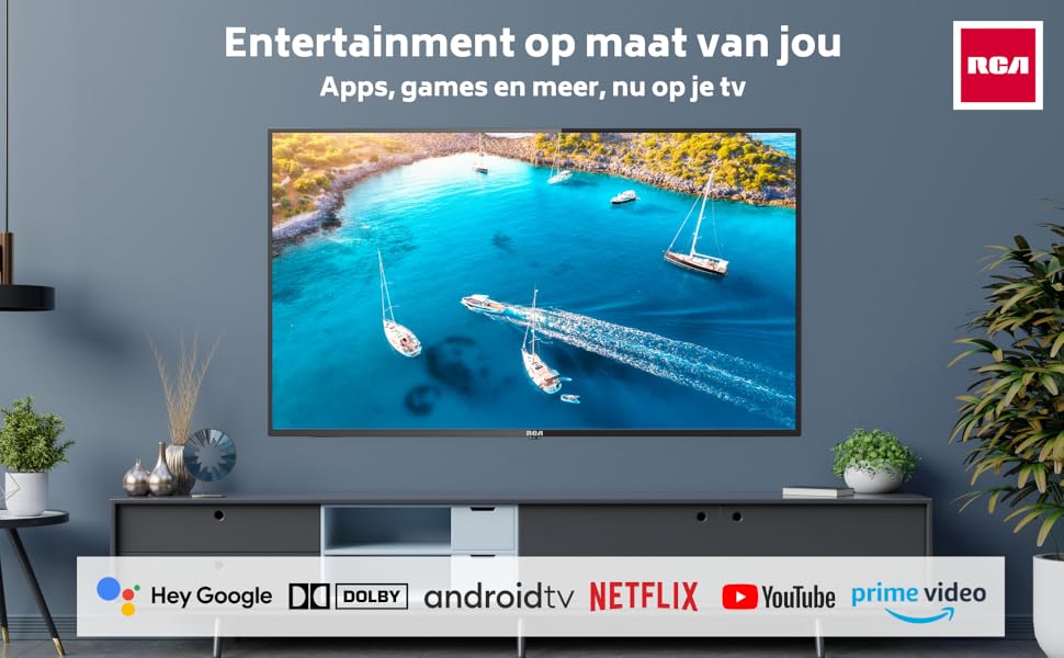 Woonkamer met grote tv met kusttafereel, logo's van streamingdiensten hieronder en RCA-branding