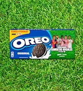 El texto dice «OREO ORIGINAL». El paquete de galletas Oreo se muestra sobre un fondo de hierba verde brillante. El paquete azul contiene la marca clásica de galletas Oreo.
