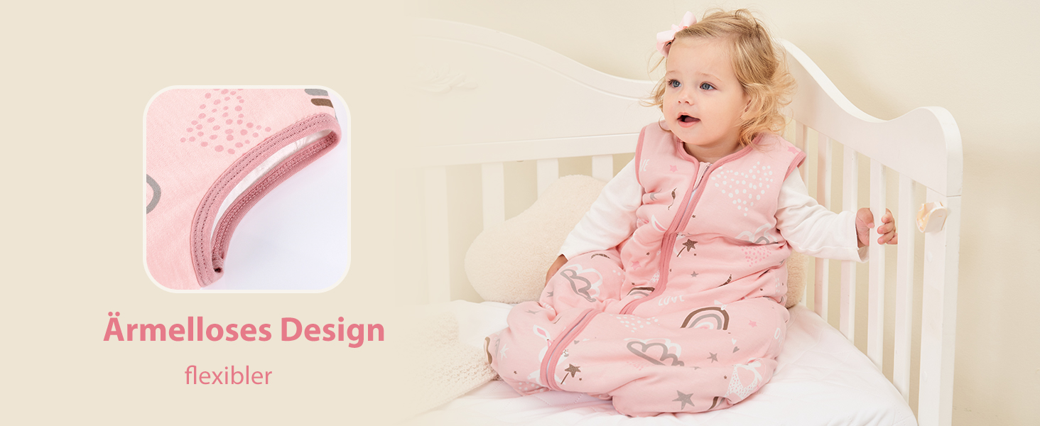 Rosafarbener Babyschlafsack mit ärmellosem Design und einem Muster aus Sternen und Regenbögen. Das Innenfutter zeigt ein flexibles Armloch-Detail
