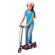 razor power core e90 rose avec un enfant portant un casque de securite rose sur blanc