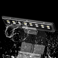 Nahaufnahme eines eleganten schwarzen Elektrorasierkopfes mit mehreren Klingen. Sichtbare Wassertröpfchen, wurde auf ein wasserdichtes Design hindeutet