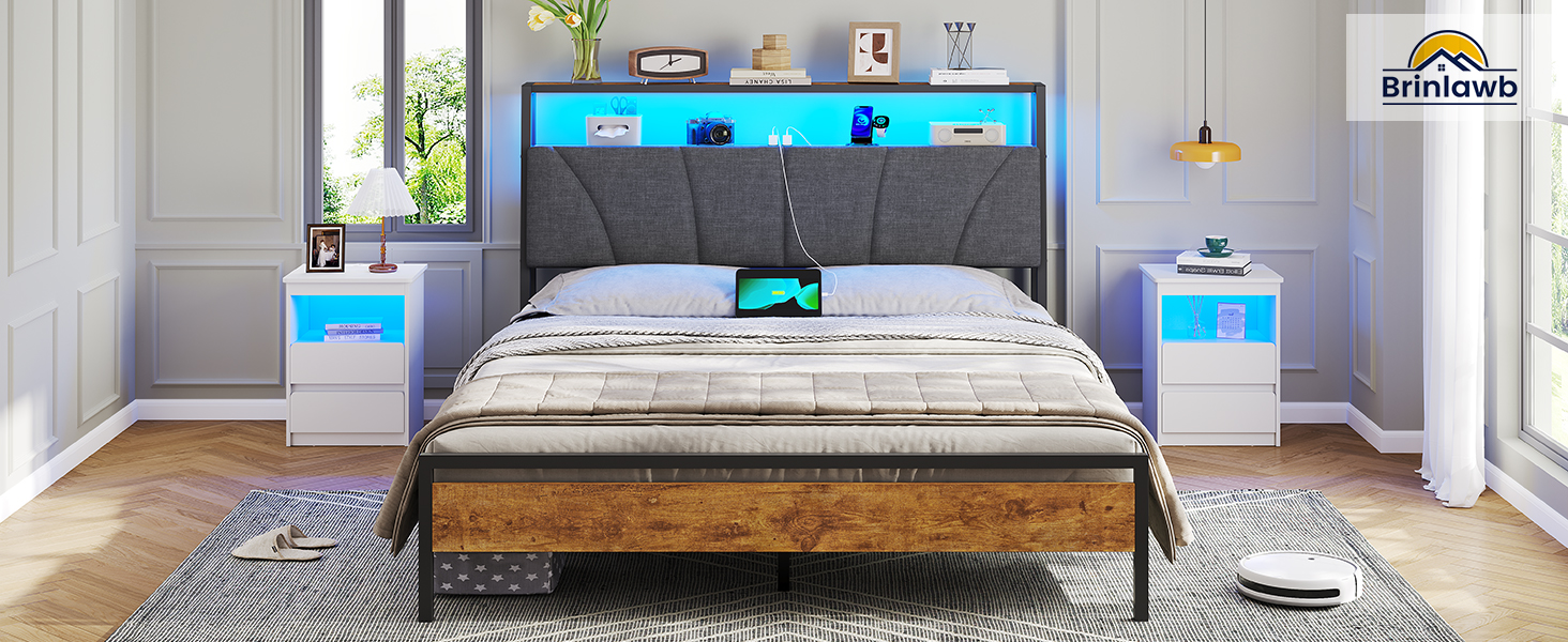 ein Bett mit einem Laptop drauf.