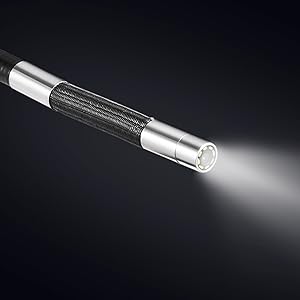 Torcia o torcia cilindrica con sezione centrale trasparente e estremità metalliche, che mostra un fascio di luce brillante su sfondo scuro.