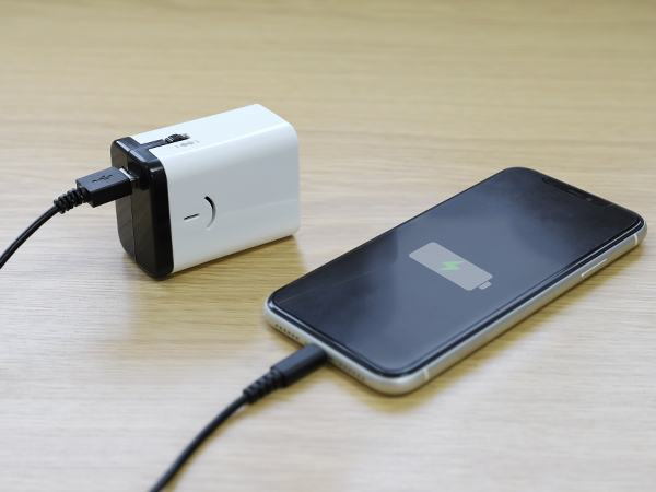 スマホ携帯バッテリー Amazon | オウルテック 乾電池式モバイルバッテリー 電池でGO