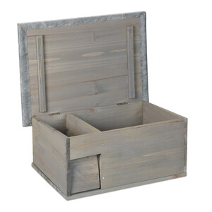 Graue Aufbewahrungsbank oder Pflanzkasten aus Holz aus mehreren Blickwinkeln, mit klaren Linien und verwittertem Finish. Scheint ein Möbelstück für den Außenbereich zu sein.