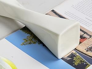 花瓶の底が厚く、重くなっているので安定感があり、倒れにくい構造です。