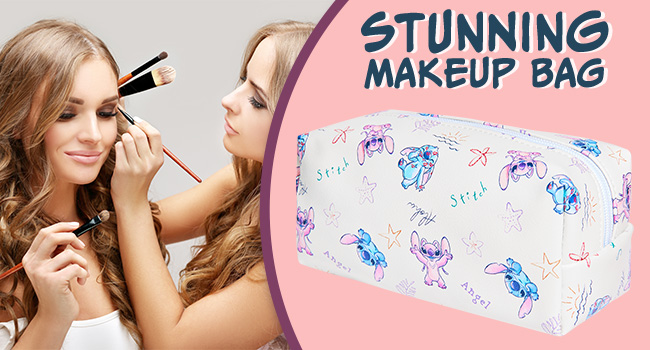 Borsa per il trucco bianca con motivo decorativo blu e rosa, mostrata su sfondo rosa con il testo «STUNNING MAKEUP BAG».