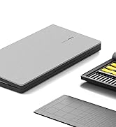 Dispositivo delgado y rectangular de color gris plateado con varios paneles, posiblemente un organizador electrónico o un cargador portátil, que se muestra desde diferentes ángulos