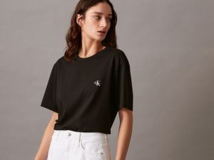 ユニセックス CK ロゴ リラックスフィット Tシャツ　黒色 ユニセックス CK ロゴ リラックスフィット Tシャツ 黒色 - メルカリ