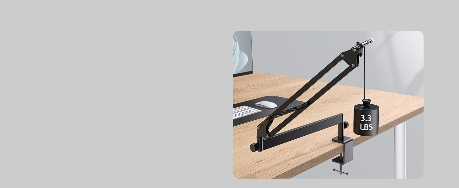 Lampada da scrivania articolata nera con attacco a morsetto. Presenta un braccio regolabile, un sistema di contrappesi e una superficie di scrivania in legno adatta