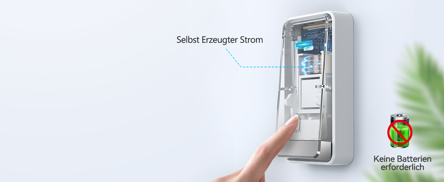 Der Text lautet „Selbst Erzeuger Strom“. Weißes, an der Wand befestigtes Gerät mit grünem Akkusymbol und Bedienfeld, das mit dem Finger bedient wird.