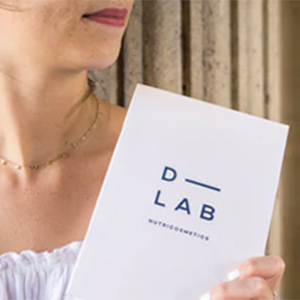 Papier blanc ou carton avec un logo minimaliste en texte bleu indiquant « D LAB » sur fond neutre