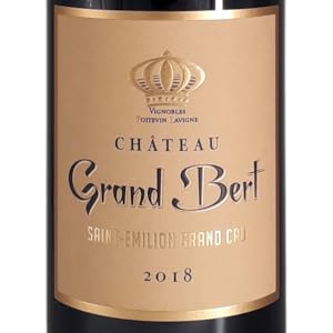 Weinflasche auf schwarzem Hintergrund. Etikett sichtbar, aber Text nicht klar lesbar. Die Flasche hat dunkles Glas mit beigem Etikett.