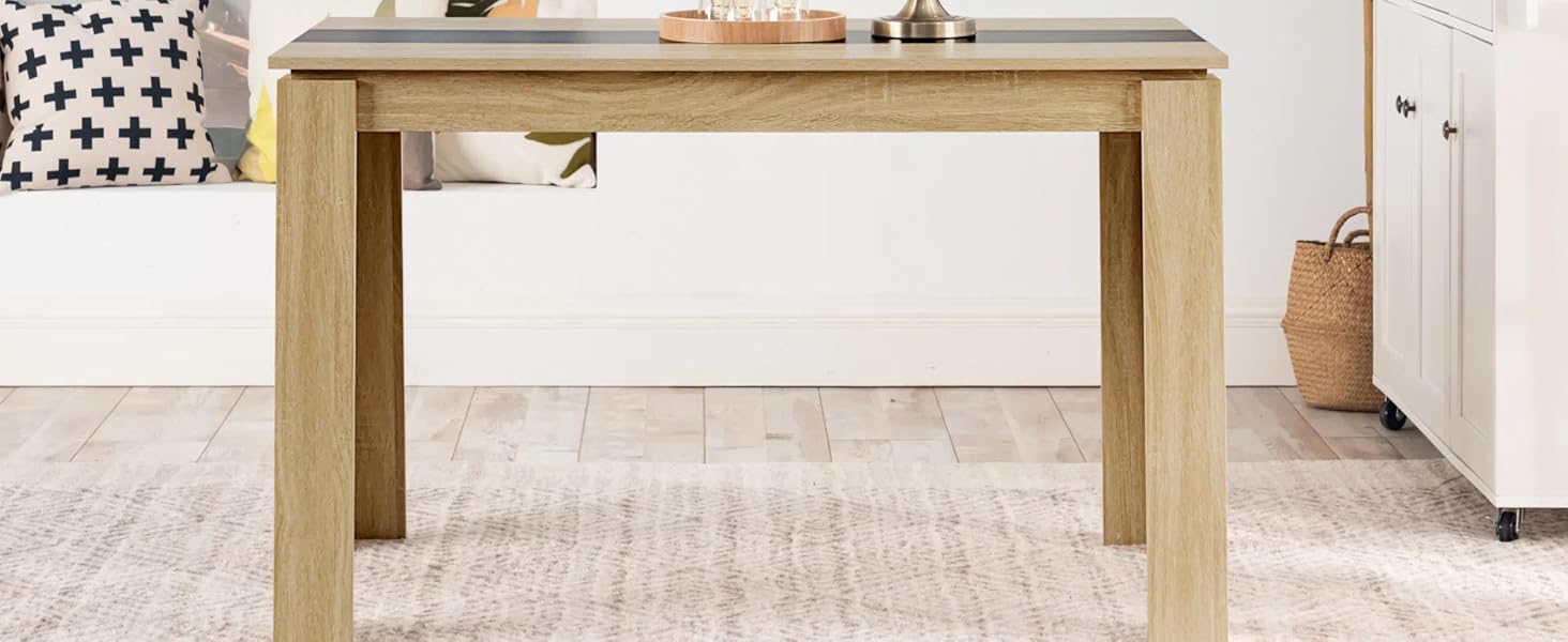 Rechteckiger Esstisch aus hellem Holz im modernen Wohnraum mit weißem Sofa, dekorativem Kandelaber und Topfpflanze. Die Skyline der Stadt