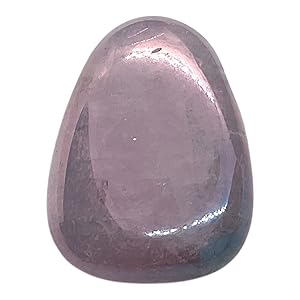 Glatter, polierter Rosenquarz oder ähnlicher Stein in eiförmiger Form mit durchscheinender rosa Färbung.