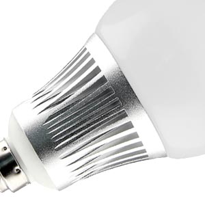 Weiße LED-Leuchte, aus mehreren Blickwinkeln dargestellt, mit mehreren zinkenartigen Verlängerungen. Das Produkt scheint eine moderne Beleuchtungskomponente oder ein modernes Anbaugerät zu sein.