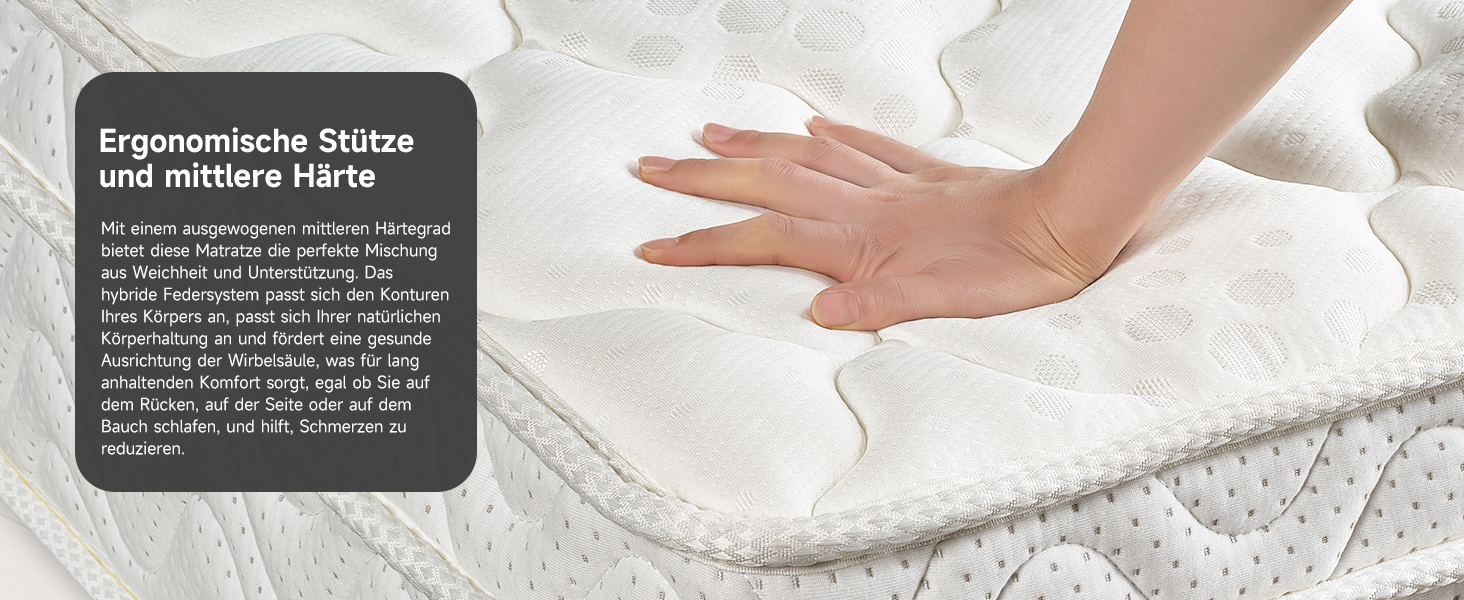 Nahaufnahme einer Hand, die auf eine weiße, strukturierte Matratzenoberfläche drückt. Die Matratze scheint ein gestepptes Muster zu haben und zeigt ihre reaktionsschnellen,