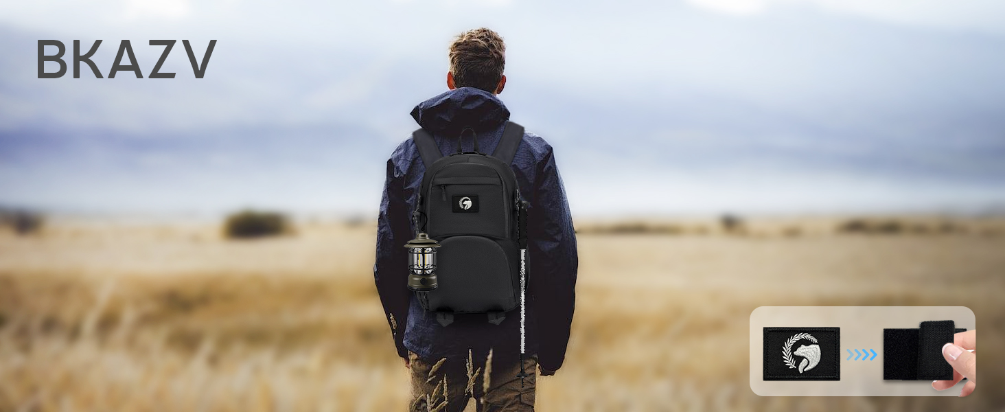 Personne portant une veste bleue avec un sac à dos, tournée vers un paysage de plage. Le texte « BKAZV » est visible dans le coin supérieur gauche