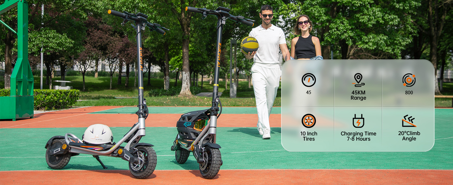 Zwei Elektroroller auf dem grünen Außenplatz. Dreirädriges Design mit breiten Reifen. Die Symbole zeigen Merkmale: 11-Zoll-Reifen, Ladezeit und Höchstgeschwindigkeit. Menschen im Hintergrund