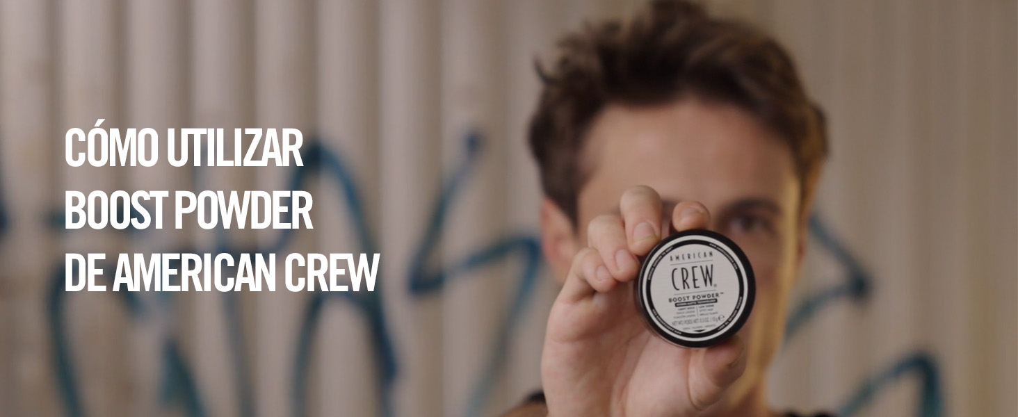 Demostración detallada de la técnica de aplicación de productos para el cabello en el baño con lavabo blanco y productos de peinado visibles.