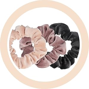 Collection de chouchous en tissu aux couleurs dégradées allant du beige clair au mauve en passant par le noir, disposés selon