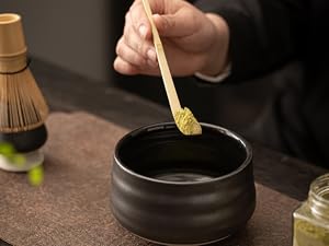抹茶を入れる 茶碗に抹茶を入れます（通常、2杓が目安です）。