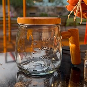 Self-stirring coffee mug with one-button mixing function, perfect for blending coffee on the go.