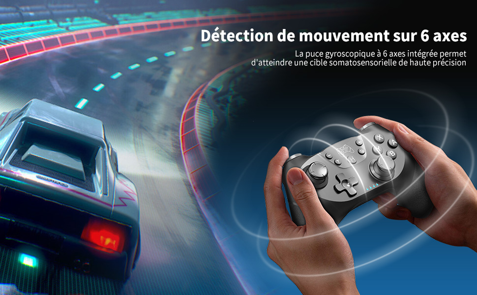 avec fonction de détection de mouvement sur 6 axes montrée entre les mains, avec une scène de jeu de course automobile en arrière-plan