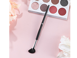 Fan brush for powder makeup