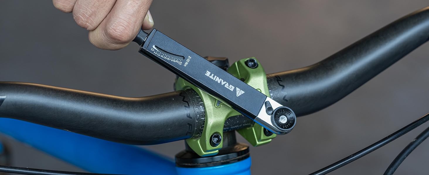 ツールの端を持ち、白いマークが希望のトルク値に合うまで回転させます。