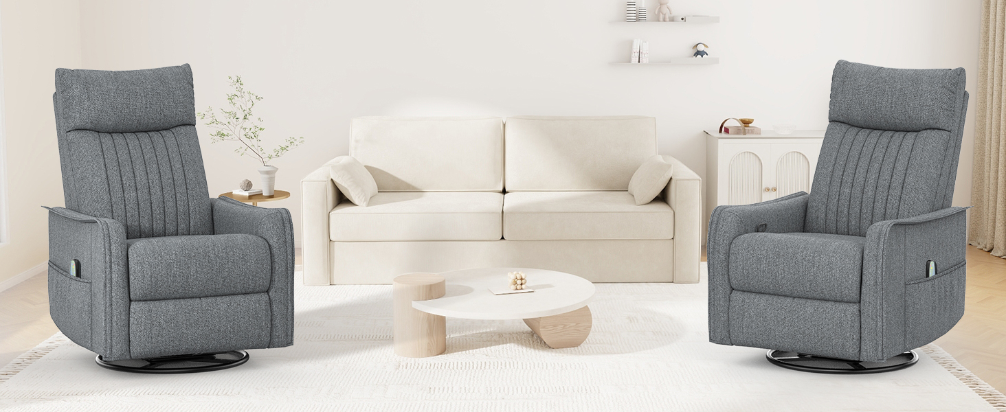 Wohnzimmergarnitur mit cremefarbenem Sofa und zwei grauen Liegestühlen. Stühle haben eine hohe Rückenlehne, eine strukturierte Polsterung und scheinen drehbar zu sein. Weißer Couchtisch und Beistelltisch sichtbar