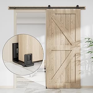 Schiebesystem für Scheunentore aus Holz mit heller Eichenoberfläche, diagonalem Dielendesign und schwarzer Beschlagschiene. Inklusive Bodenführungsmechanik, dargestellt in der Detailansicht