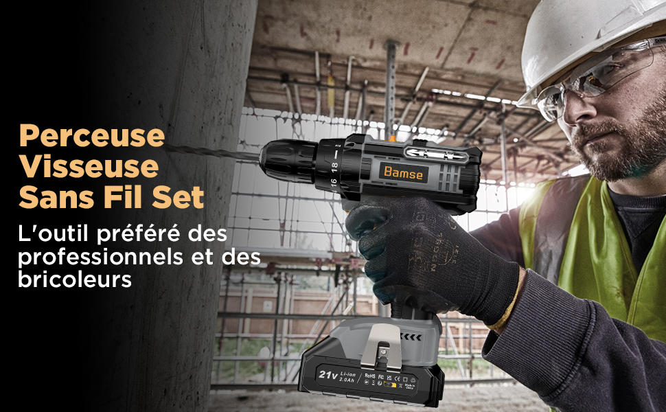 avec bloc-batterie illustrée en cours d'utilisation sur un chantier de construction. Un travailleur en équipement de sécurité fait fonctionner la perceuse sur un fond de béton avec des tuyaux et des câbles exposés.
