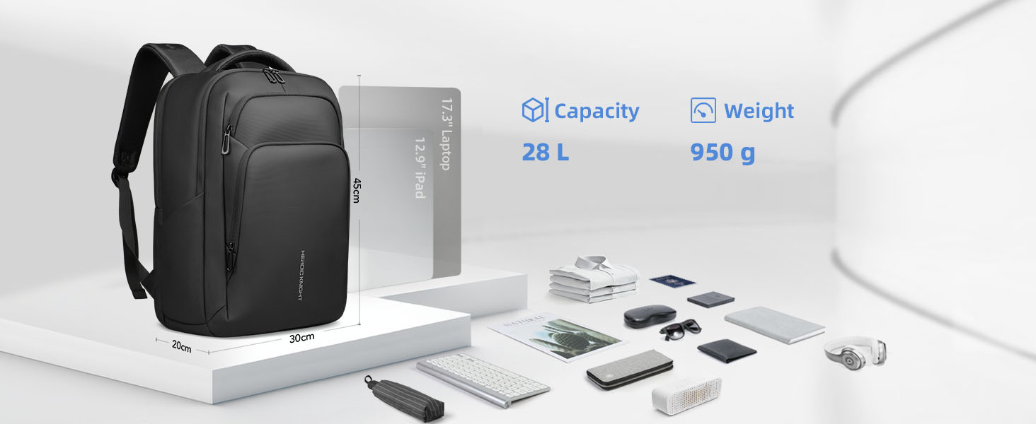 Le texte indique « Capacité de 28 l » et « poids de 955 g ». Sac à dos noir pour ordinateur portable présenté avec des accessoires technologiques, notamment une souris, des câbles et des adaptateurs sur une plateforme blanche.