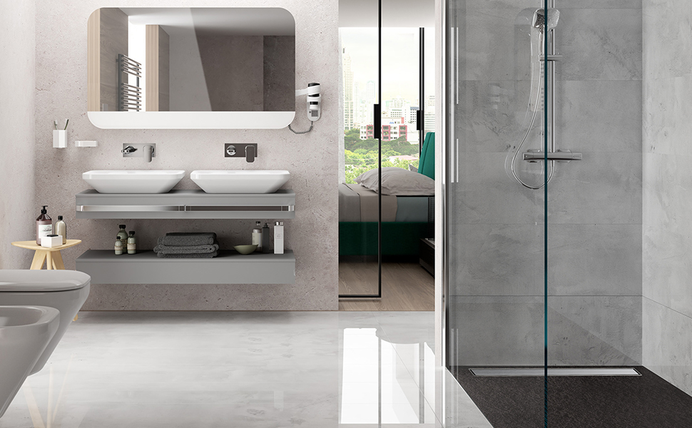 ein Badezimmer mit einer Glasduschkabine und einem Waschbecken.