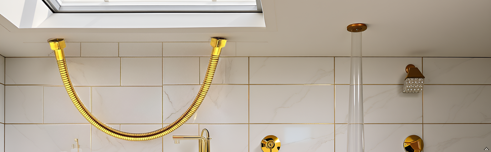 Um banheiro moderno com uma penteadeira elegante e um vaso cheio de ramos dourados.