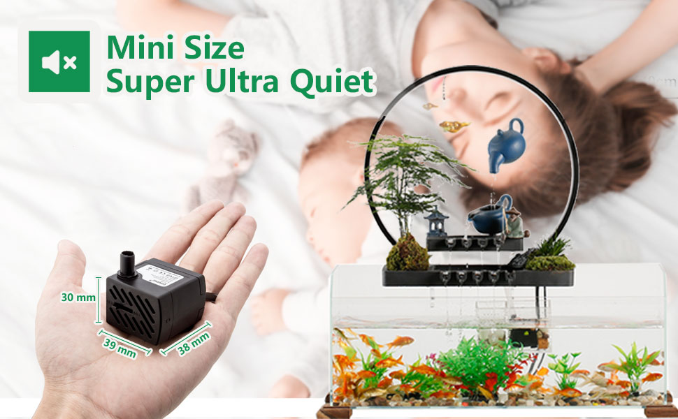 Mini-Aquarienpumpe, beworben als „Super Ultra Quiet“. In der Hand dargestellt, maßstabsgetreu und in einem kleinen Aquarium mit Pflanzen und Goldfischen.