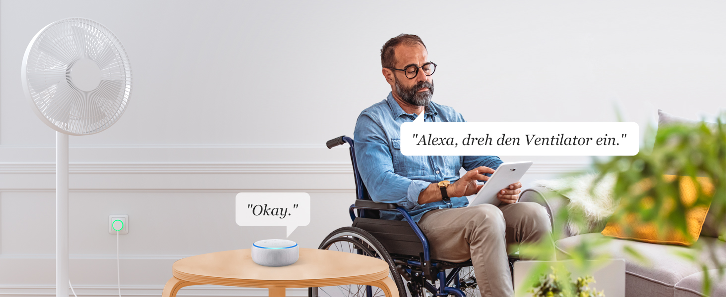 Wohnzimmerszene mit elektronischen Geräten. Ventilator im Vordergrund, intelligenter Lautsprecher auf dem Tisch. Textblasen auf Deutsch, in denen das Einschalten eines Lüfters besprochen wird.