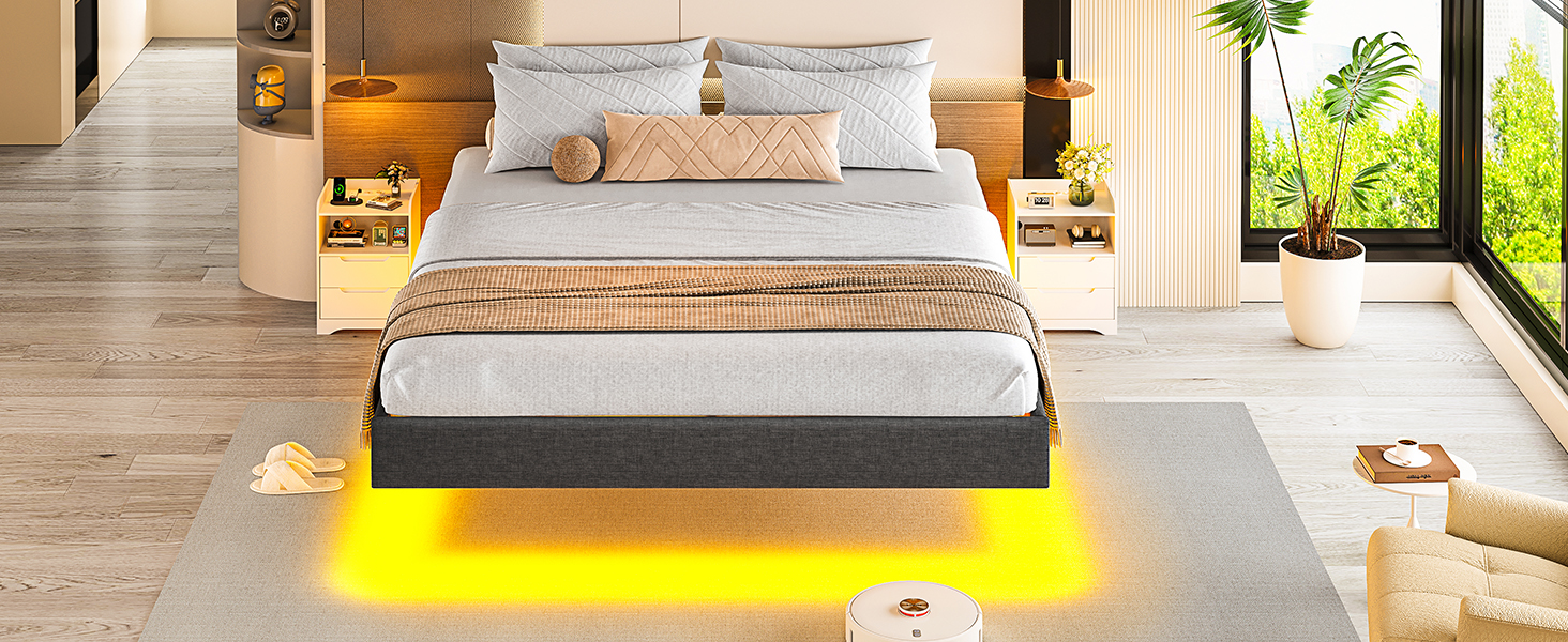 Modernes Schlafzimmer mit einem Bett mit beleuchtetem Sockel. Graues gepolstertes Kopfteil, neutrale Bettwäsche, Nachttische aus Holz und große Fenster mit sichtbaren Pflanzen